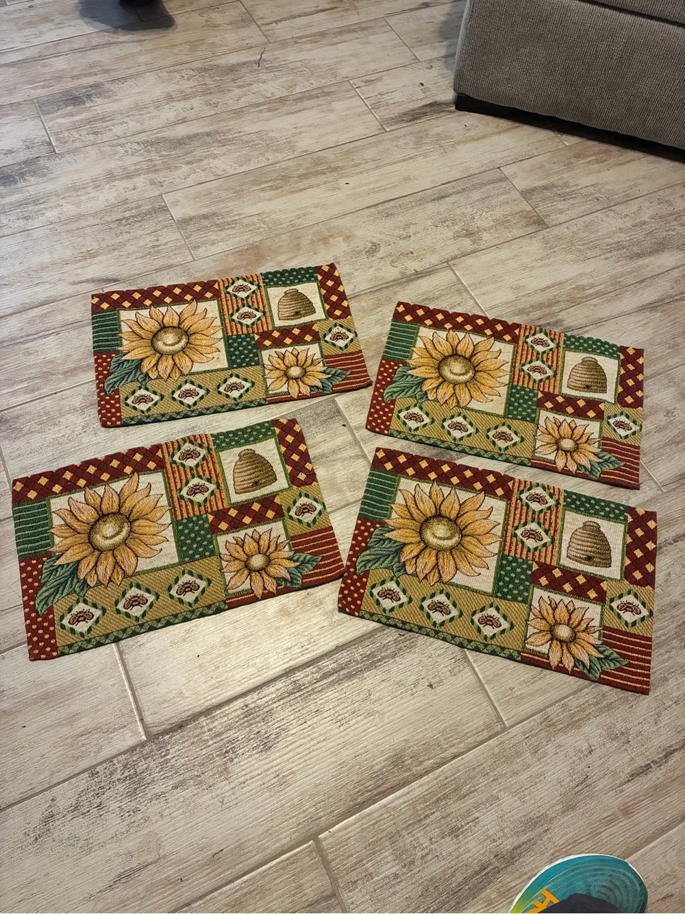 4 SUNFLOWER AND HONEY BEES TAPESTRY PLACEMATS
